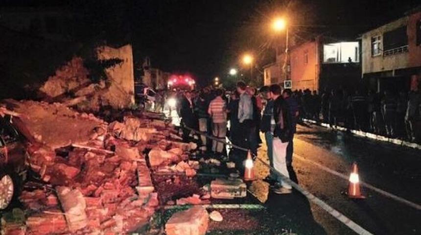 Okulun Bah&ccedil;e Duvarı 2 Otomobilin &Uuml;zerine Yıkıldı