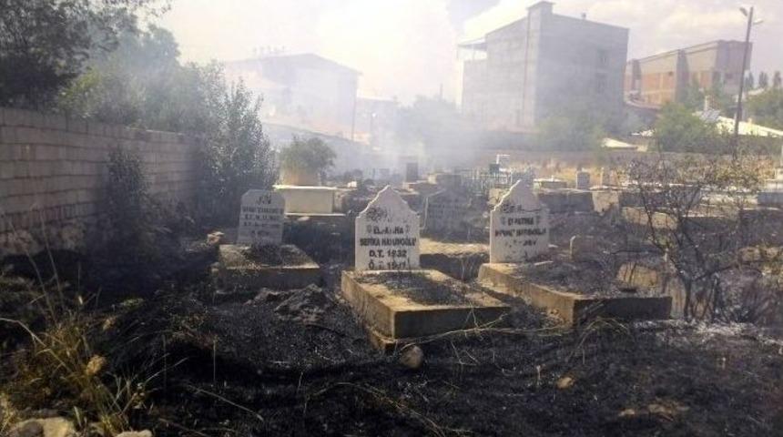 Yangın, Mezarlık Ve Meyve Bah&ccedil;elerine Zarar Verdi