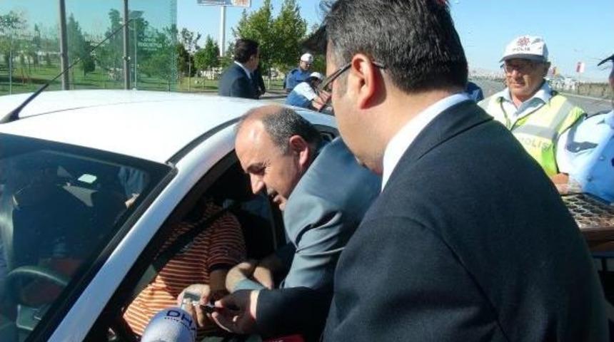 Vali Ve Emniyet M&uuml;d&uuml;r&uuml;'nden S&uuml;r&uuml;c&uuml;lere Bayram &Ccedil;ikolatası