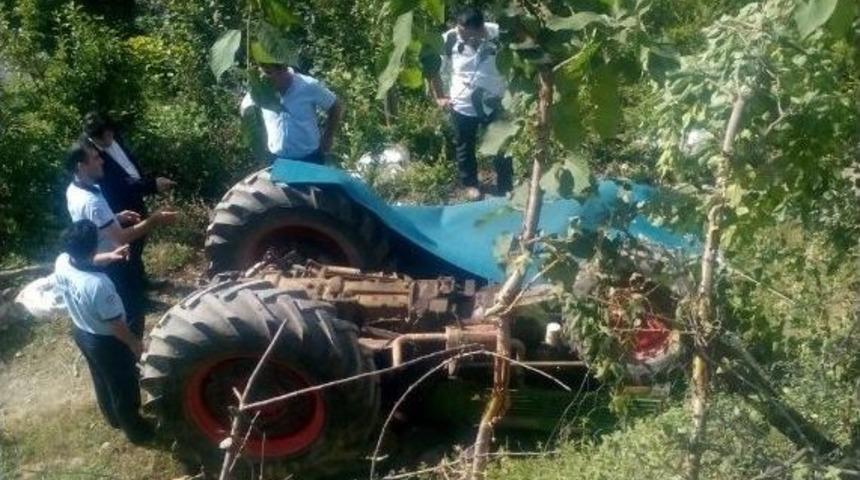 Trakt&ouml;r U&ccedil;uruma Yuvarlandı: 2 &Ouml;l&uuml;, 3 Yaralı