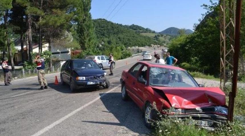 Andırın'da Otomobiller &Ccedil;arpıştı: 2 Yaralı
