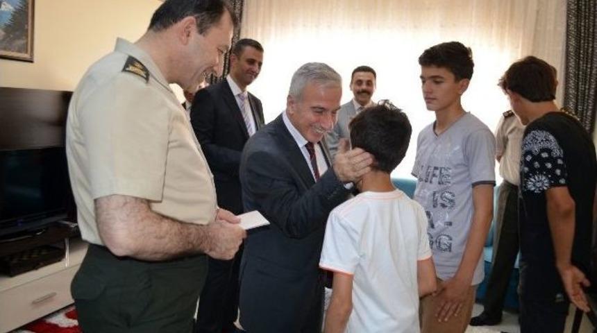 Vali Kam&ccedil;ı&rsquo;dan Bayram Ziyareti