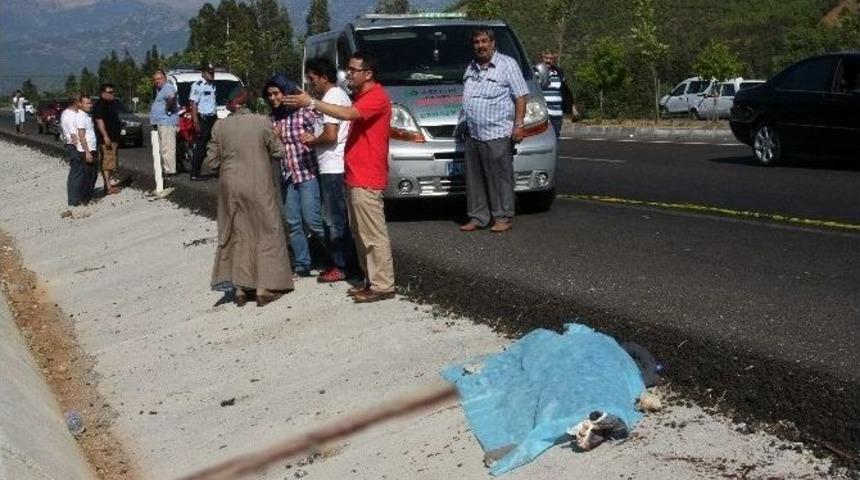 Otomobil Baba Ve Oğluna &Ccedil;arptı: 1 &Ouml;l&uuml;, 1 Yaralı