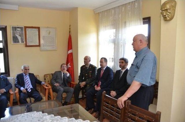 Karabük’te Protokol Vatandaşlarla Bayramlaştı