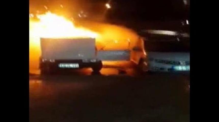 Nizip'te Park Halindeki 3 Otomobil Yandı