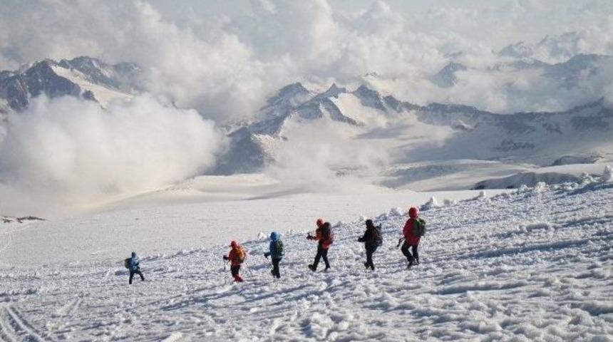Bursalı Dağcılar Avrupa&rsquo;nın Zirvesinde T&uuml;rk Bayrağını Dalgalandırdı