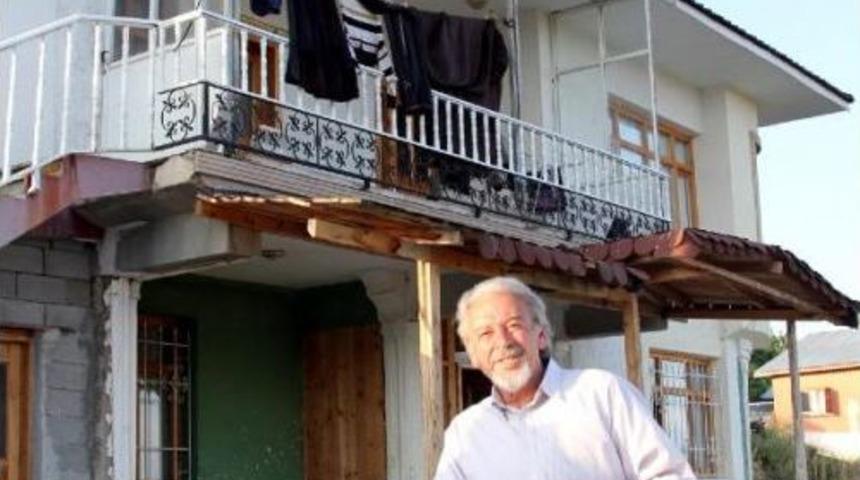 K&ouml;y Evini 20 Bin Kitaplı K&uuml;t&uuml;phaneye &Ccedil;evirdi