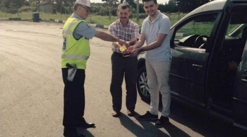 Trafik Polisleri Kazalara Karşı Broş&uuml;r Dağıttı