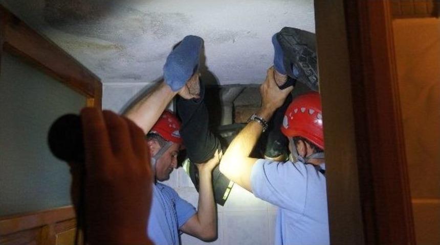 Apartman Boşluğundaki Kediye Kurtarma Operasyonu