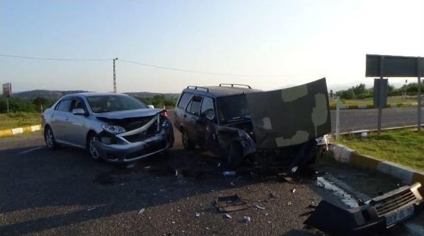 İki Ara&ccedil; Kafa Kafaya &Ccedil;arpıştı: 2&rsquo;si &Ccedil;ocuk 9 Yaralı