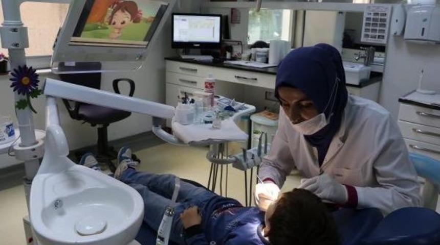 Diş&ccedil;i Koltuğunda &Ccedil;ocuklar I&ccedil;in &Ouml;zel &Ccedil;izgi Film Yayını