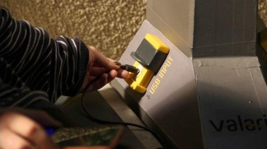 Hem Şarj Eden, Hem De Aydınlatan Banklar