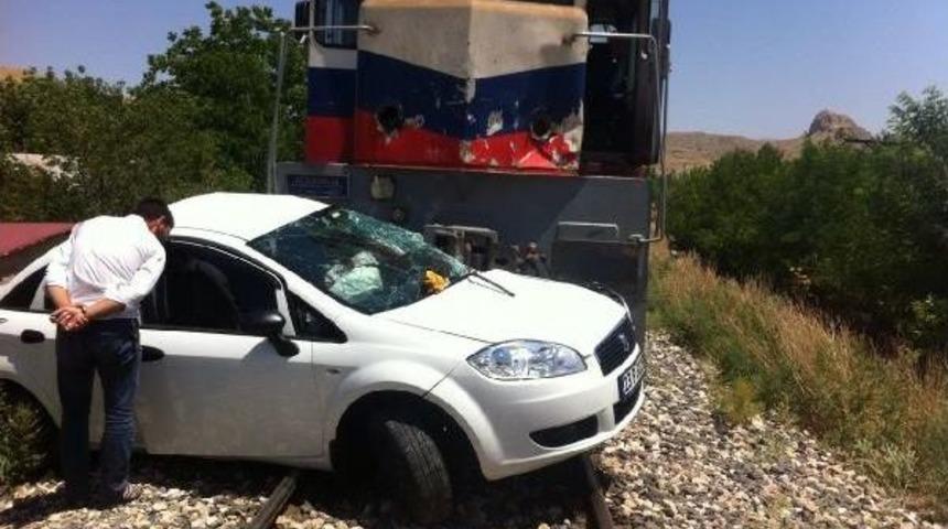 Elazığ'da Lokomotif Otomobile &Ccedil;arptı; 4 Yaralı