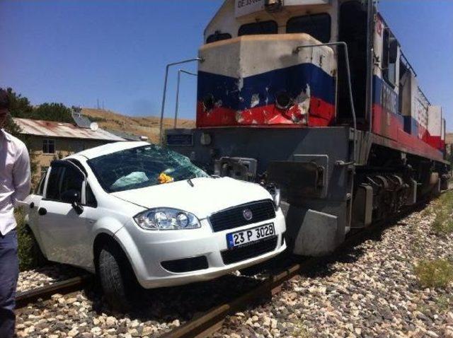 Elazığ'da Lokomotif Otomobile Çarptı; 4 Yaralı