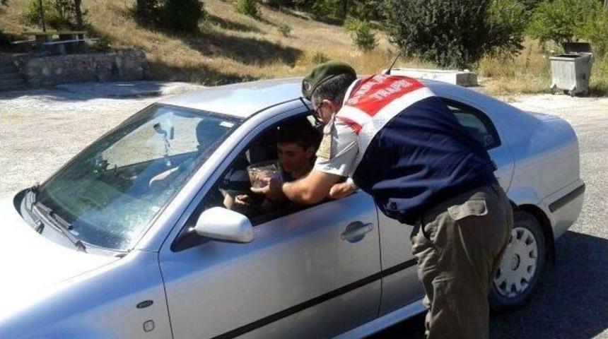Beyşehir Jandarmasından S&uuml;r&uuml;c&uuml;lere Bayram Şekeri