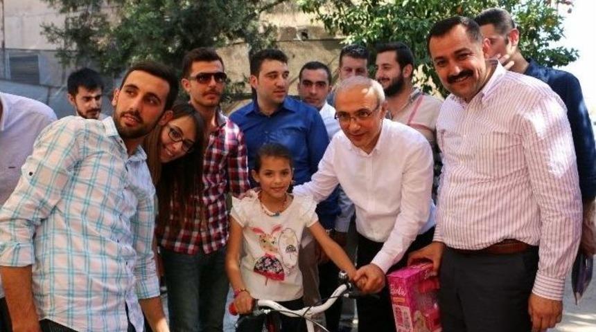 Eski Bakan Elvan, Hayallerini &Ccedil;izen Suriyeli &Ccedil;ocukları Sevindirdi