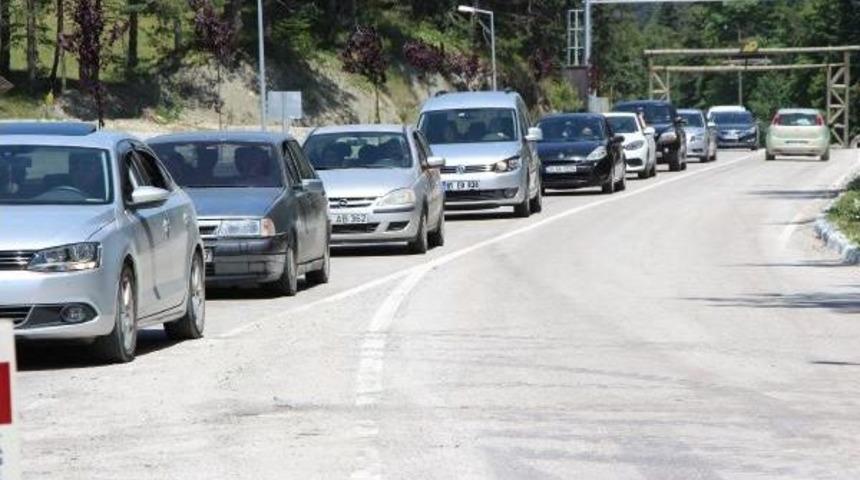 Abant Tabiat Parkı &Ouml;n&uuml;nde 2 Kilometrelik Tatilci Konvoyu