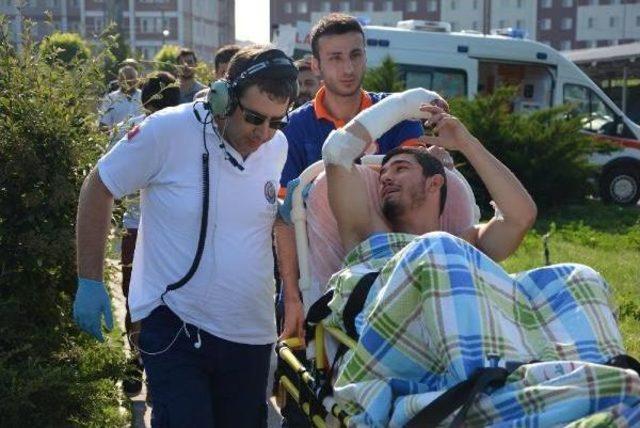 Kazada Yaralandı, Elini Kurtarabilmek Için Hava Ambulansı Ile Konya'daki Hastaneye Sevkedildi