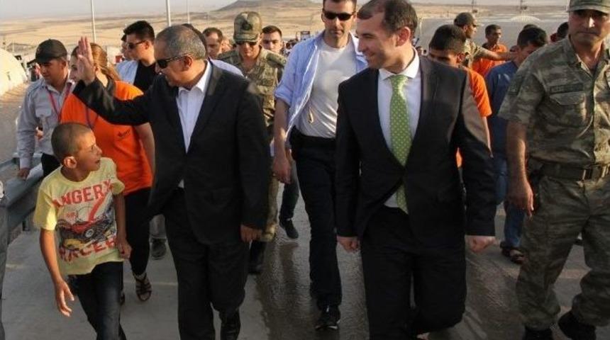 Vali Ko&ccedil;ak Sığınmacıların Bayramını Kutladı