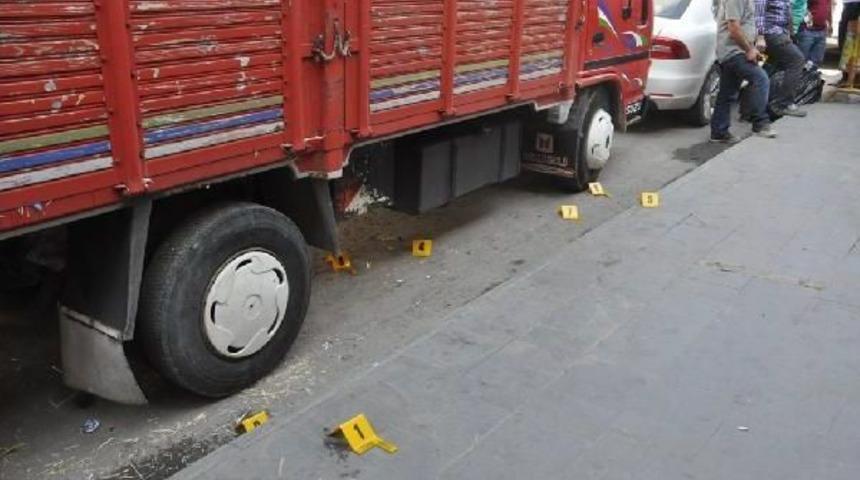 R&uuml;yasında Kendisini D&ouml;ven Akrabasına Kurşun Yağdırdı