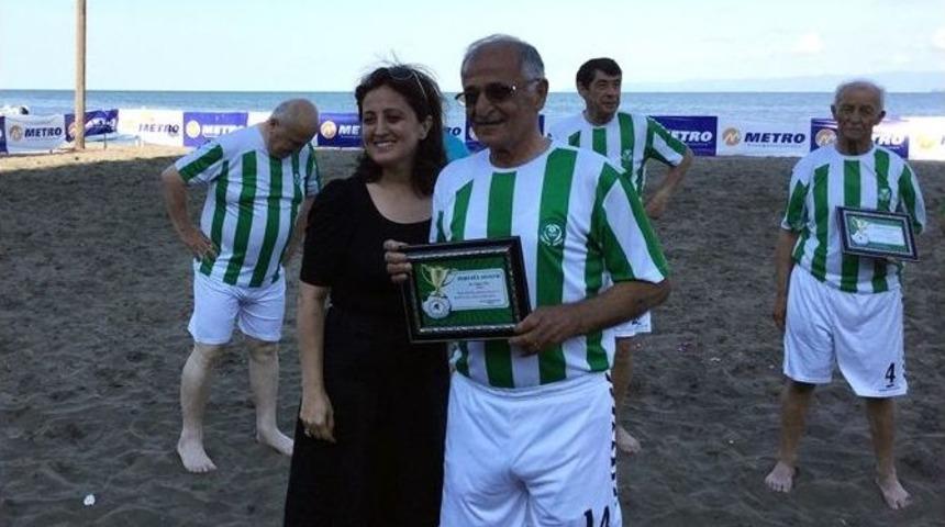 60&rsquo;lık Delikanlılar, Gen&ccedil;lere Taş &Ccedil;ıkarttı