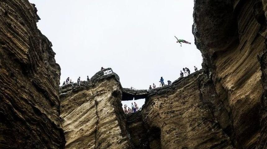 27 Metrelik U&ccedil;urumdan Suya Atladılar