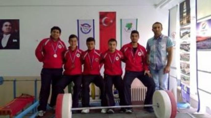 Mamak&rsquo;ın Herk&uuml;lleri Madalyaya Doymuyor