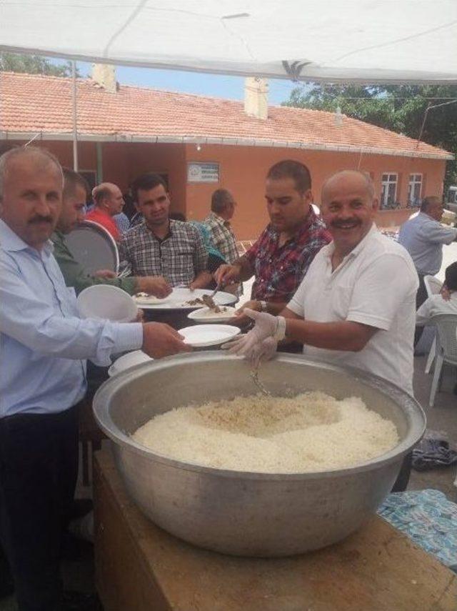 Erkekarpa Köyün’de Pilav Şölenine Yoğun İlgi