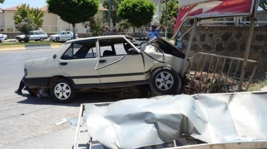 Reklam Panosuna &Ccedil;arpan Otomobilde 5'i &Ccedil;ocuk, 11 Yaralı