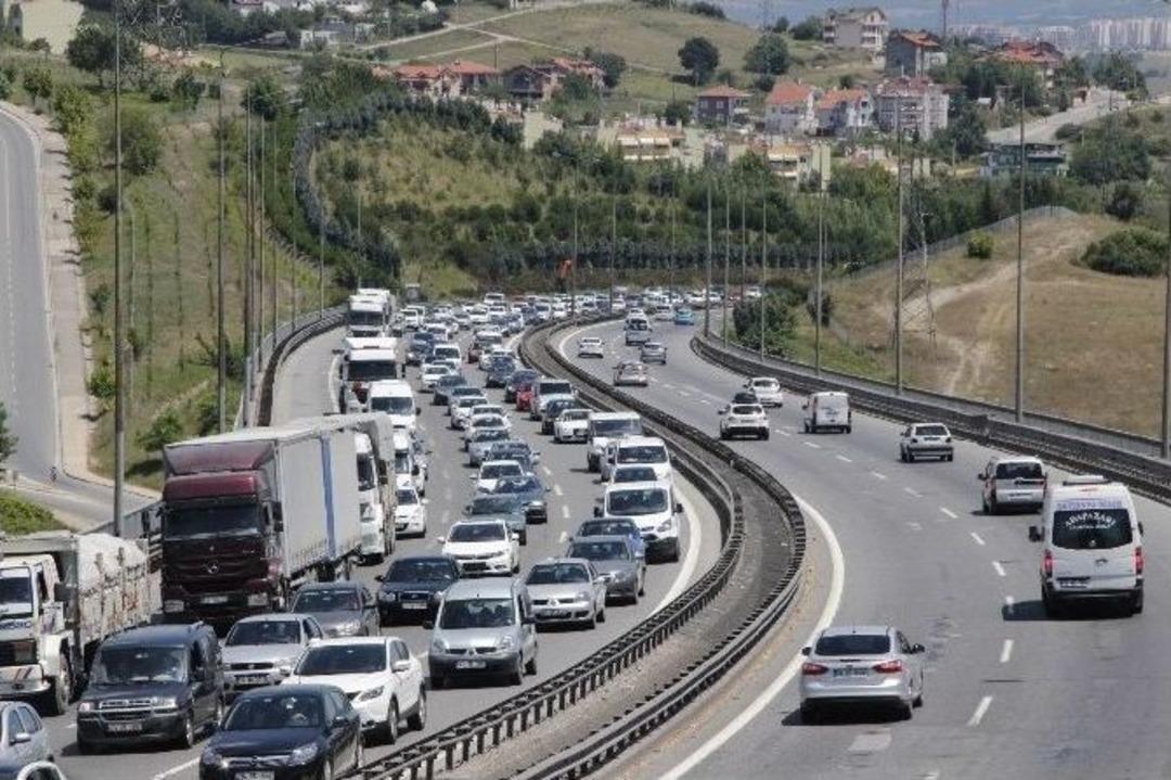 Tatilcilerin D&ouml;n&uuml;ş &Ccedil;ilesi S&uuml;r&uuml;yor