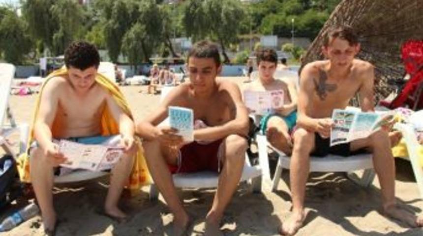 Polis Boğulmalara Karşı Plajda 3 Bin Broş&uuml;r Dağıttı