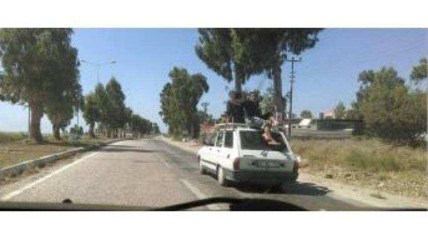 Otomobil Tavanında Tehlikeli Yolculuk