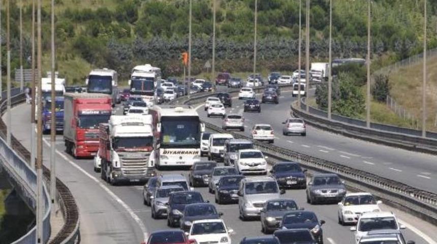 İstanbul'a D&ouml;n&uuml;ş Trafiği &Ouml;ğleden Sonra Yoğunlaştı (3)