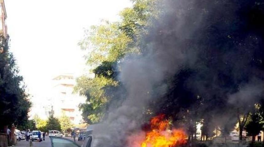 Batman&rsquo;da Polis, Aniden Yanan Aracına Yangın T&uuml;p&uuml;yle M&uuml;dahale Etti