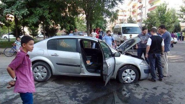 Batman’da Polis, Aniden Yanan Aracına Yangın Tüpüyle Müdahale Etti