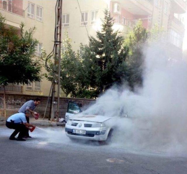 Batman’da Polis, Aniden Yanan Aracına Yangın Tüpüyle Müdahale Etti