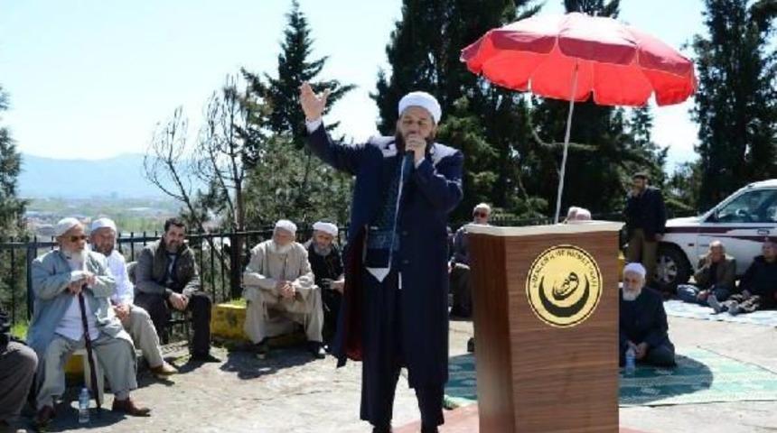 D&uuml;ğ&uuml;n Mağandası Dua Okuyan Hocayı Yaraladı