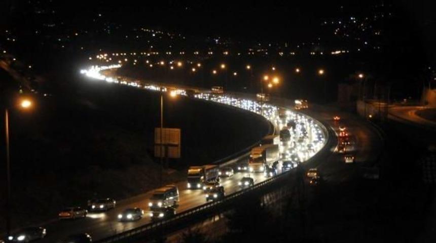 İstanbul'a D&ouml;n&uuml;ş Trafiği &Ouml;ğleden Sonra Yoğunlaştı (4)