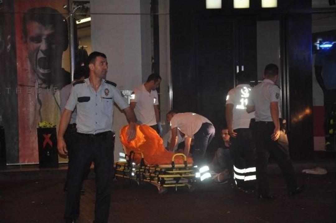 Taksim&rsquo;de Silahlı Kavgada Biri Turist 5 Kişi Yaralandı