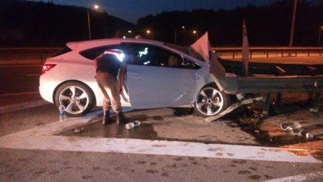 Direksiyon Başında Uyuyan S&uuml;r&uuml;c&uuml; Bariyerlere &Ccedil;arptı: 2 Yaralı