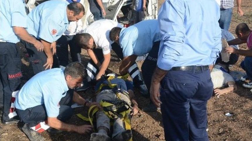 Nusaybin&rsquo;de Iraklıları Taşıyan Minib&uuml;s Devrildi: 12 Yaralı