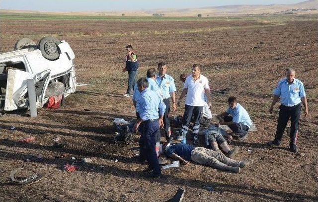 Nusaybin’de Iraklıları Taşıyan Minibüs Devrildi: 12 Yaralı