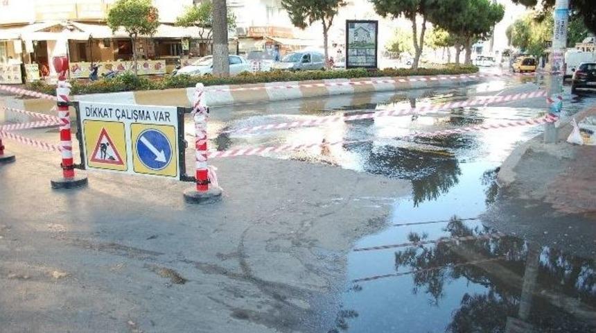 Kuşadası&rsquo;nda Ana Su İsale Hattı Patladı
