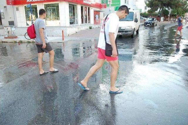 Kuşadası’nda Ana Su İsale Hattı Patladı