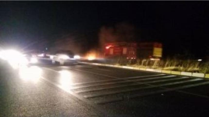 Tatilcilerin Sigara İzmariti Karayolunda Yangın &Ccedil;ıkarttı