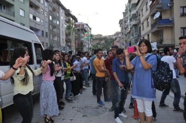 Hakkari'de Halaylı Rojava Kutlaması