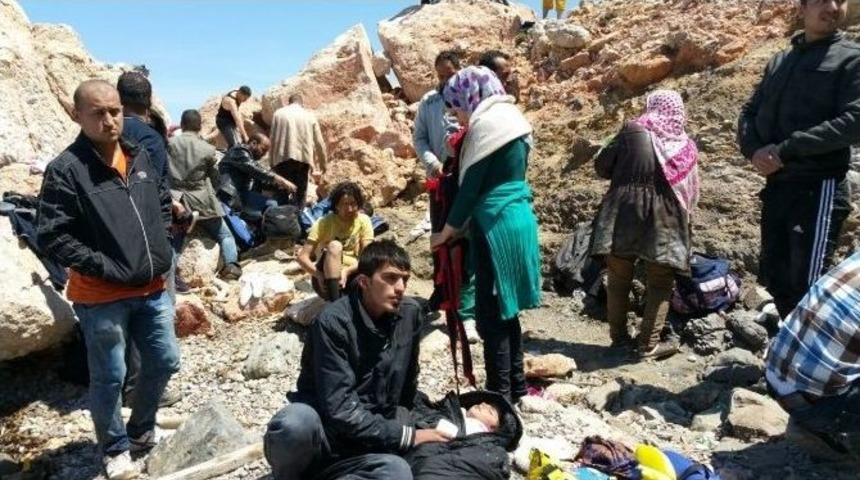 Sahil G&uuml;venlik Ve G&uuml;mr&uuml;k Muhafaza Ekipleri 107 Ka&ccedil;ak G&ouml;&ccedil;meni Kurtardı