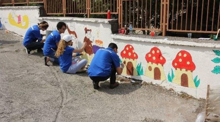 D&uuml;nya Devi Şirketin T&uuml;m &Ccedil;alışanları Bir İlkokulu Boyadı