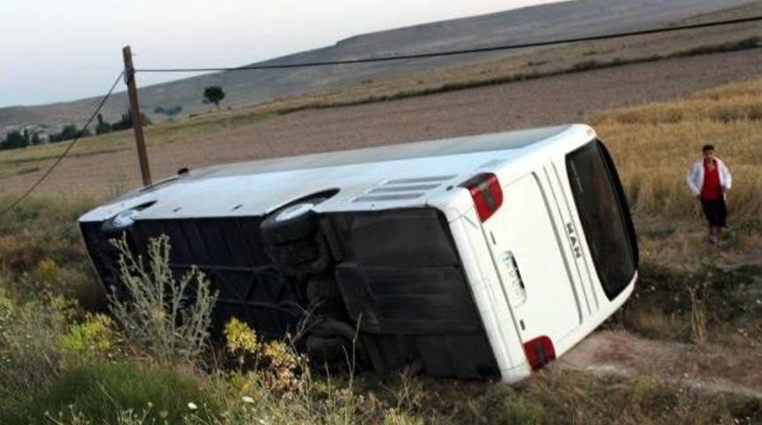 Yolcu Otob&uuml;s&uuml; Tarlaya Devrildi: 20 Yaralı