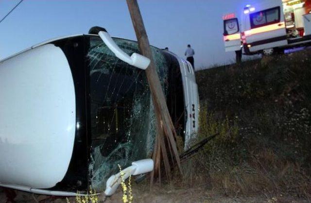 Yolcu Otobüsü Tarlaya Devrildi: 20 Yaralı